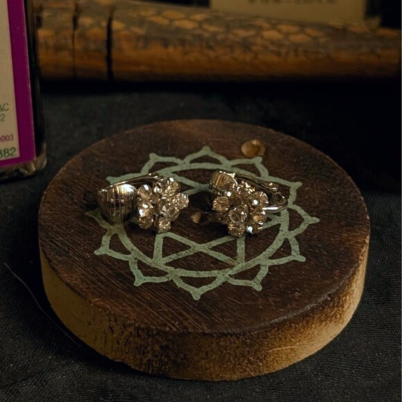 Vintage Avon Rhinestone Floral Stud Clip On Earrings Silver Tiny Sparkly - Picture 1 of 3